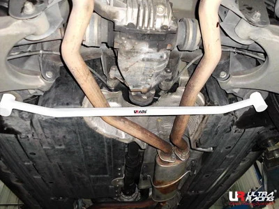 Rozpórka tylna dolna (Rear Lower Bar) 1703 Ultra Racing BMW E53 X5 4.4 99-06