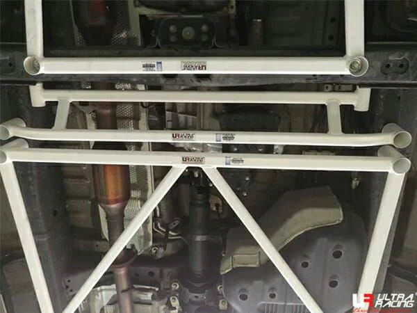 Rozpórka środkowa (Mid Lower Brace) (3907) Ultra Racing Toyota Fortuner (AN150) 2.4D/2.7 4WD 15+