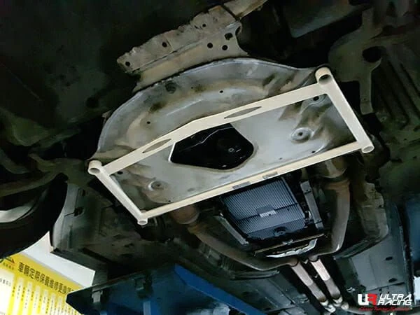 Rozpórka przednia dolna (Front Lower Brace) Ultra Racing BMW 6-Series E63 03-10