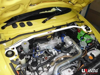 Rozpórka przednia (Front Upper Strut Bar)RHD Ultra Racing Daihatsu Copen 660T 02-11