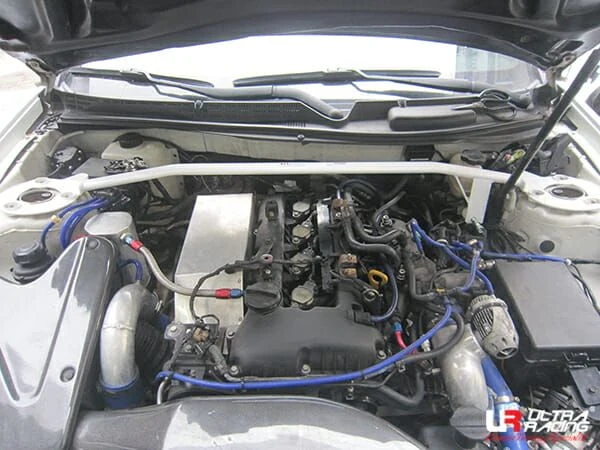 Rozpórka przednia (Front Upper Strut Bar)(3319) Ultra Racing Hyundai Genesis/Rohens Coupe (BK) 2.0T 2WD LHD 09-16